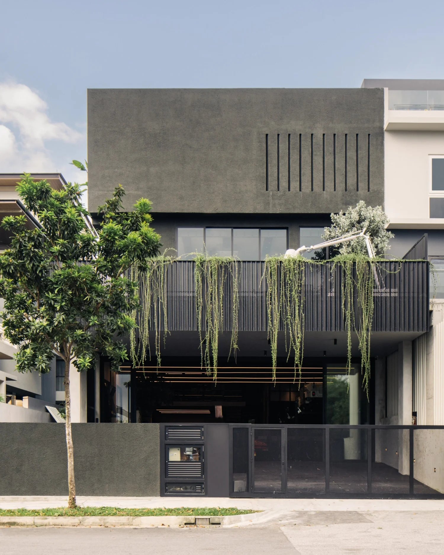 Modern black house facade by Jansen Tan in Singapore with vertical garden and minimalist design.